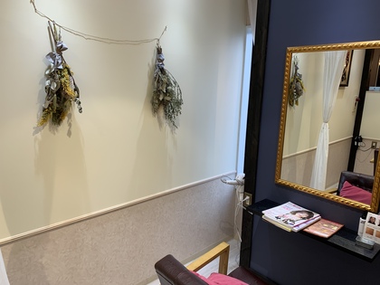 お店をお花屋さんとのコラボで模様替えでオシャレに♪